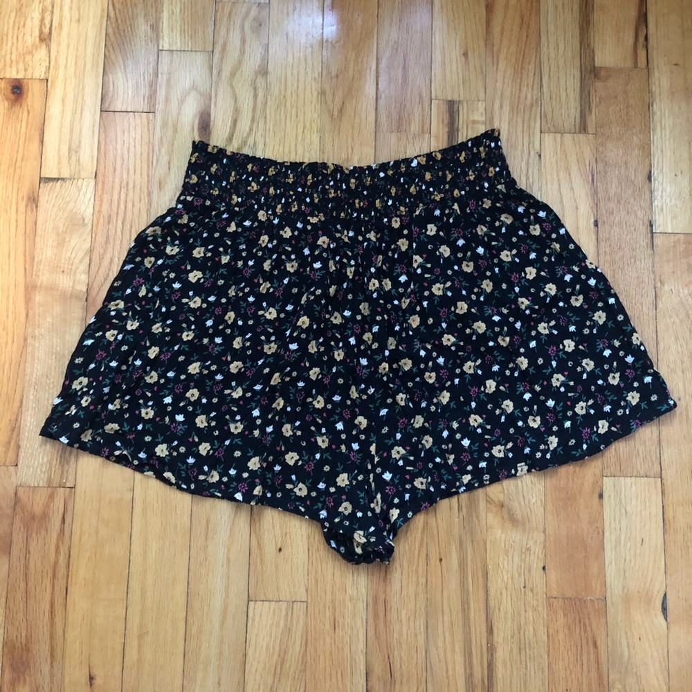 Ecote urban outfitters black floral shorts S - Picture 2 of 6